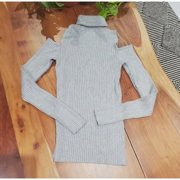 New Simplee Cold-Shoulder Ribbed Turtleneck Sweater In Light Gray - Picture 3 of 7